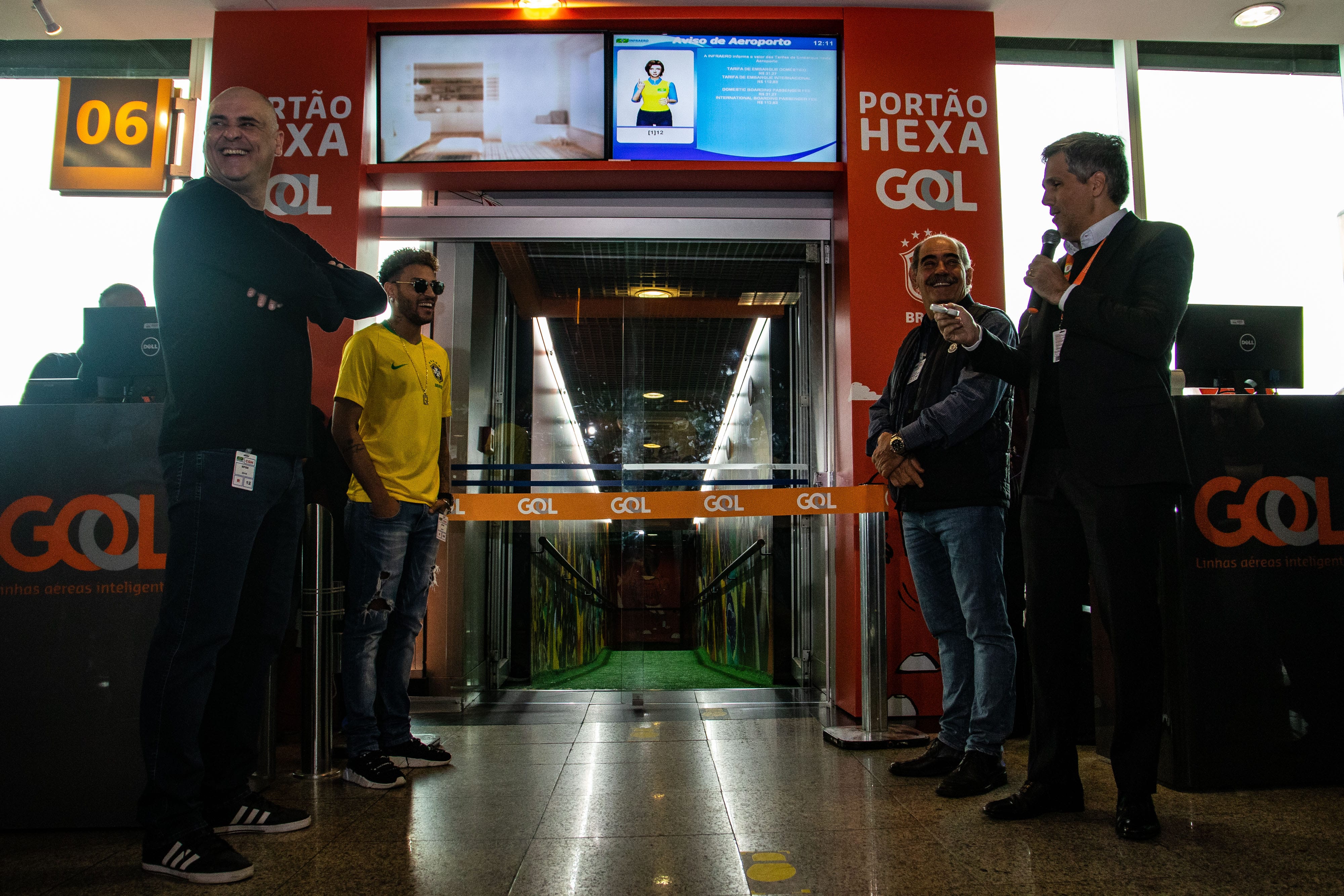 O presidente da Gol, Paulo Kakinoff (à dir.), fala durante inauguração do Portão Hexa em Congonhas. Os campeões do mundo Marcos (à esq.) e Rivelino também participaram, além de um sósia de Neymar