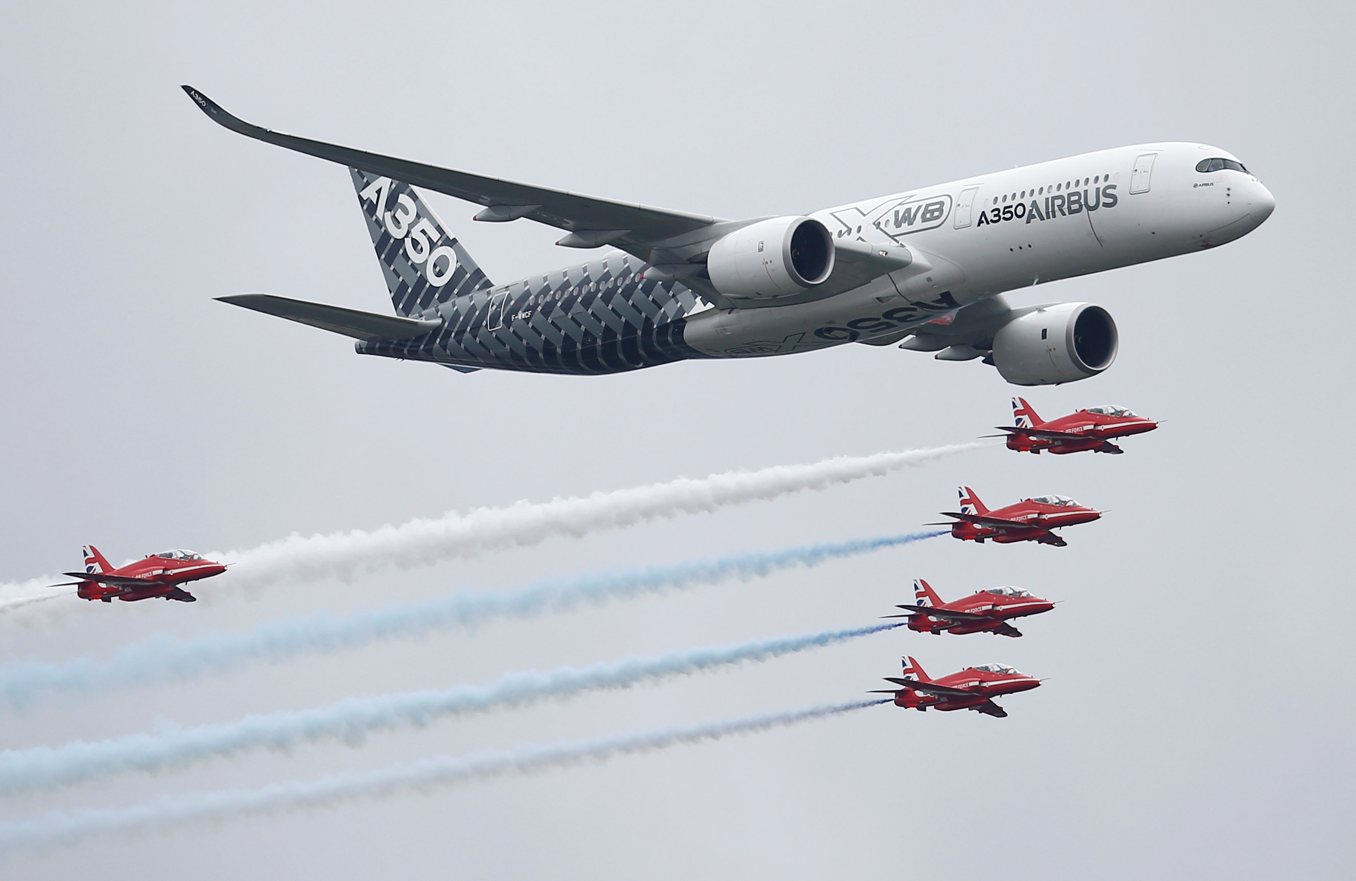 Airbus A350 em voo com caças britânicos em 2016 (Foto: Peter Nicholls/Reuters)