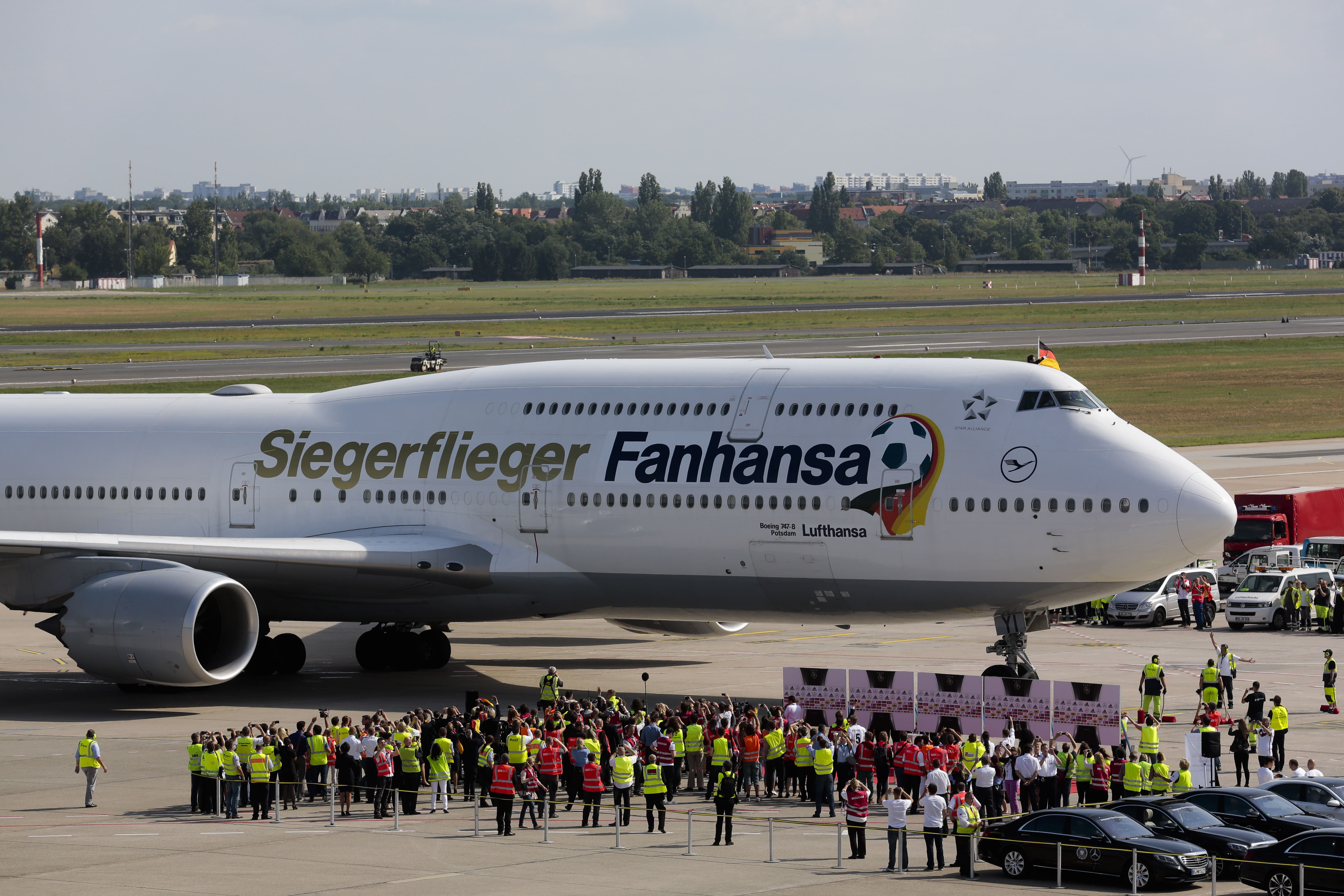 Boeing 747 da Lufthansa com pintura especial da Copa de 2014 chega com a seleção alemã, tetracampeã, ao aeroporto Tegel, em Berlim