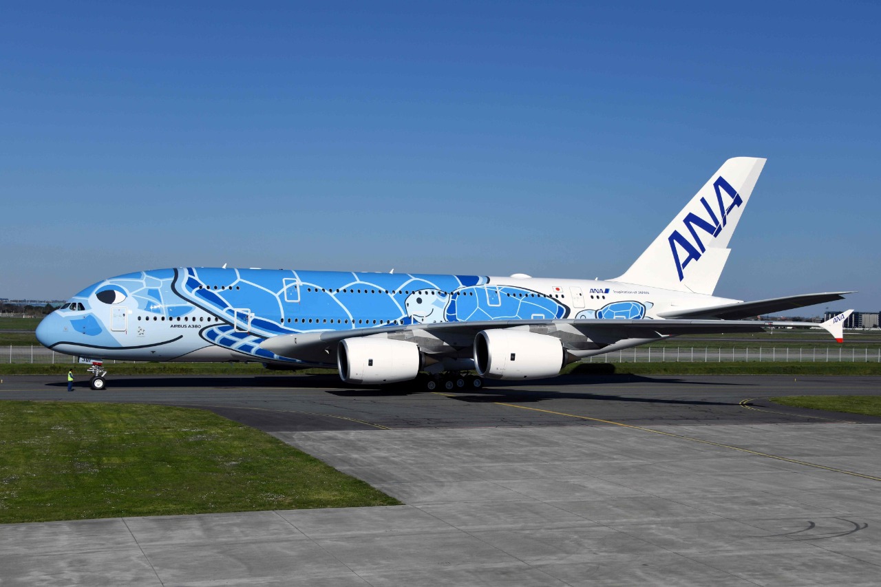 A japonesa ANA encomendou três A380 com pintura especial; o primeiro foi entregue em março (Foto: Pascal Pavani/AFP)