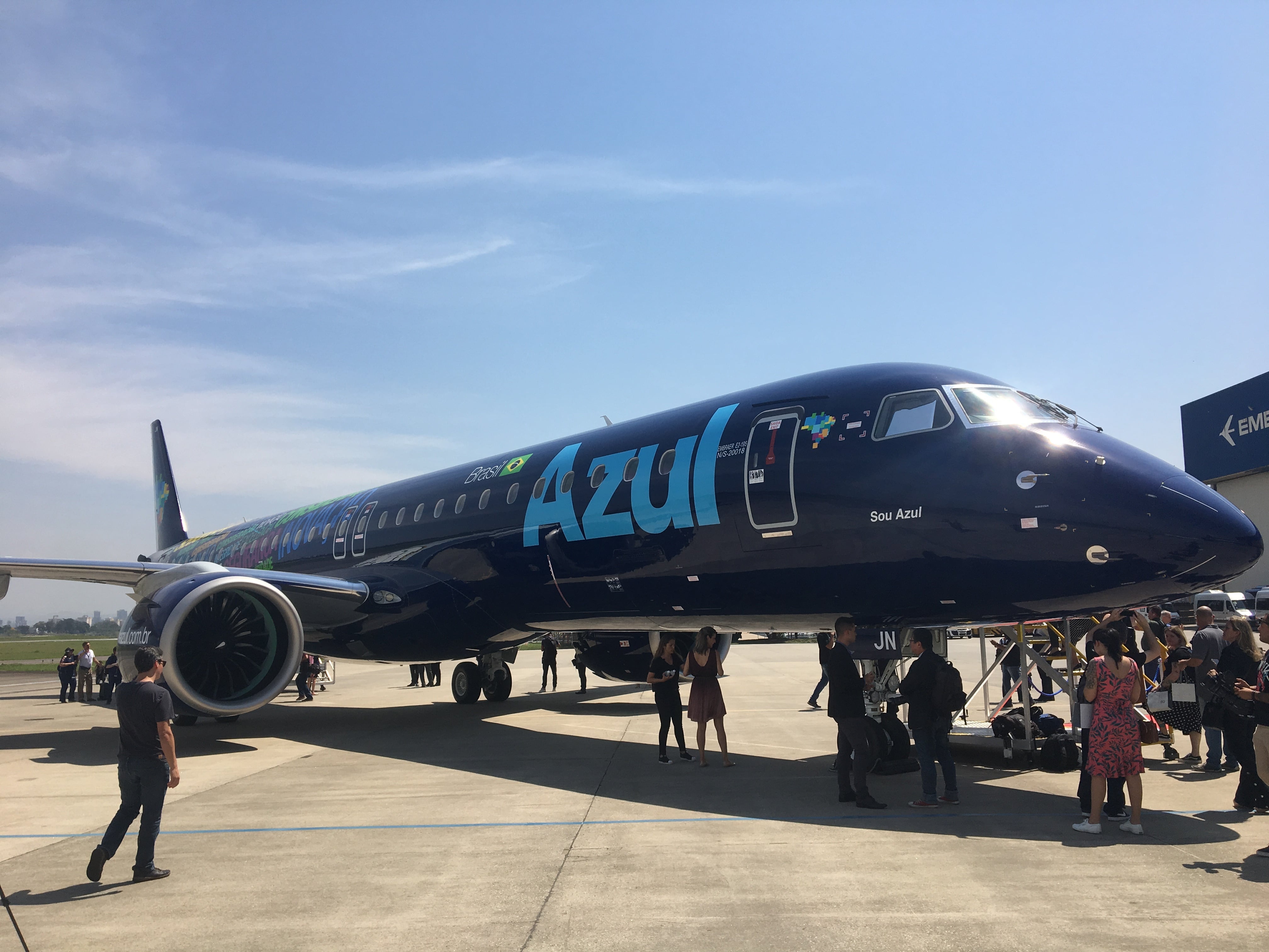 O E195-E2 da Azul, primeira companhia aérea a receber o novo avião da Embraer (Foto: Guilherme Magalhães/Folhapress)